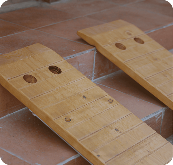 입간판을 펼쳐 경사로로 사용